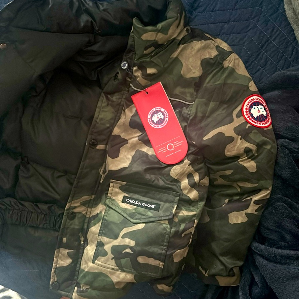 Kid’s UNWORN size 8 CANADA GOOSE jacket. Retails $800. No hood but top quality